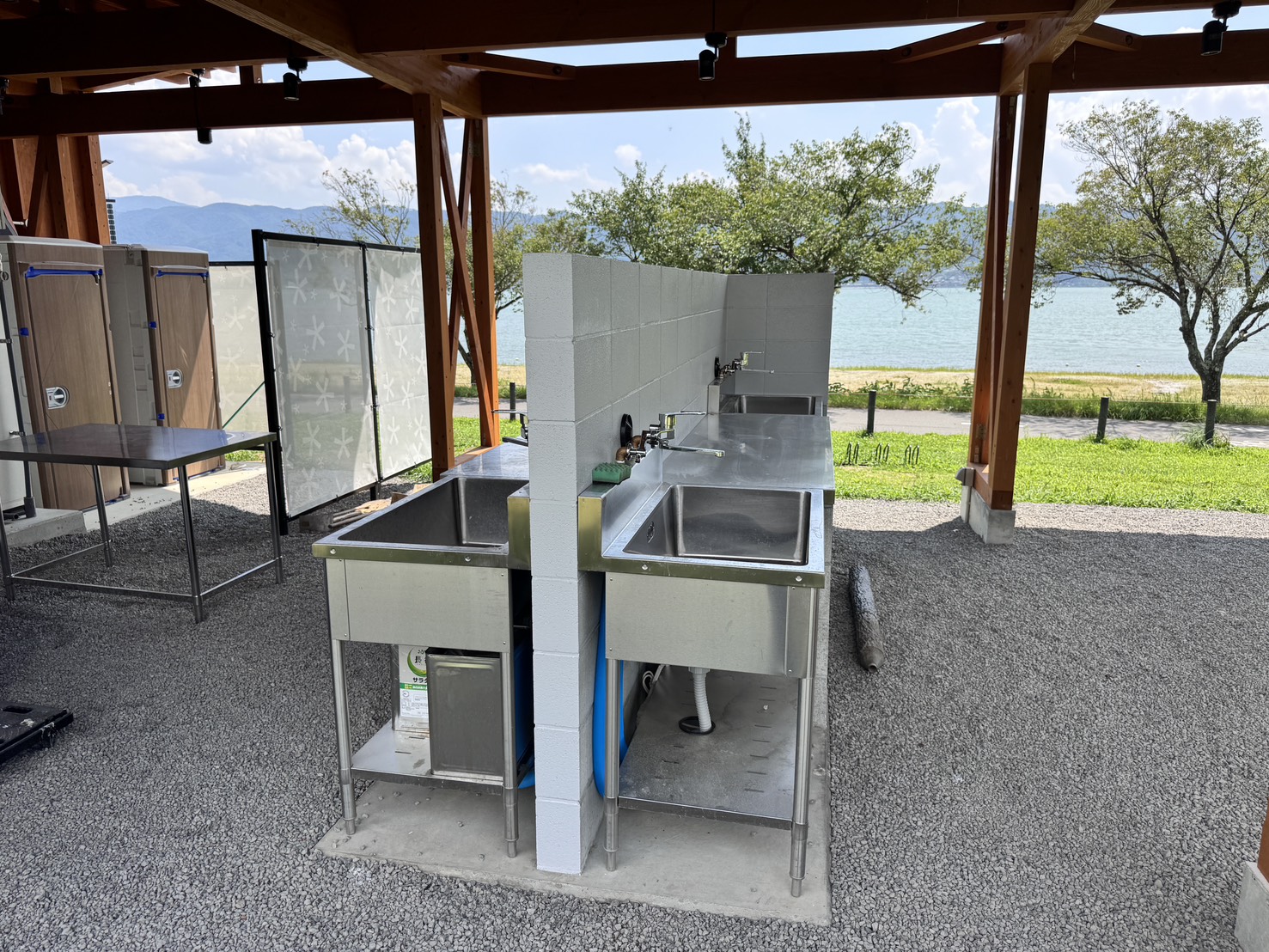 大屋根の下の洗い場と諏訪湖