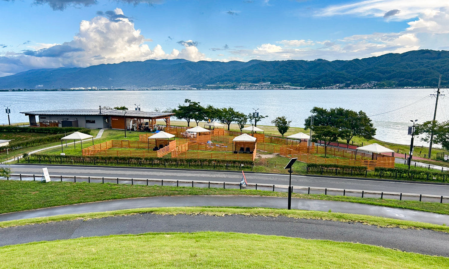 諏訪湖と湖畔の並木